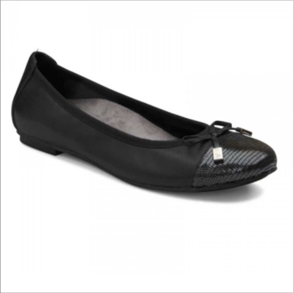 Vionic Black Loafers with Textured Toe